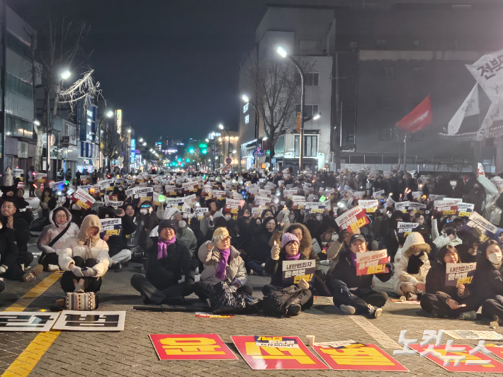7일 윤석열퇴진 전북운동본부 등에 따르면 윤 대통령에 대한 탄핵소추안 표결이 진행되고 있는 현재까지 전주 중앙동(객사길) 인근에서 1천여 명의 인파가 몰렸다. 김대한 기자