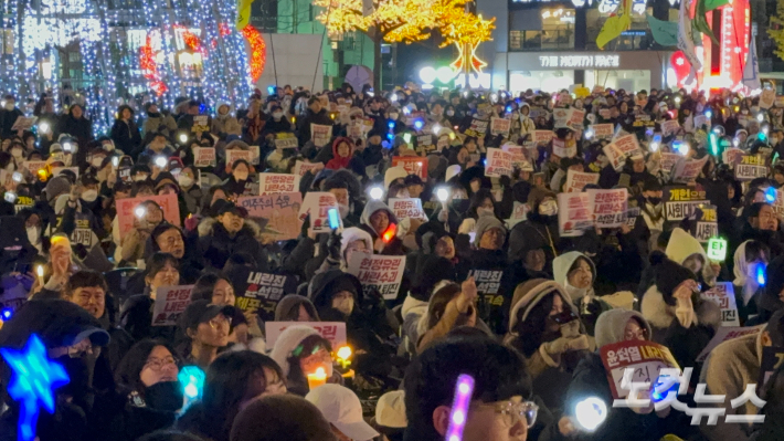 7일 오후 광주 동구 5·18민주광장에서 시민 수천 명이 총궐기대회에 참석해 윤석열 대통령의 탄핵을 촉구하고 국민의힘 의원들의 윤석열 대통령 탄핵소추안 투표 거부 행동을 규탄하고 있다. 김수진 기자