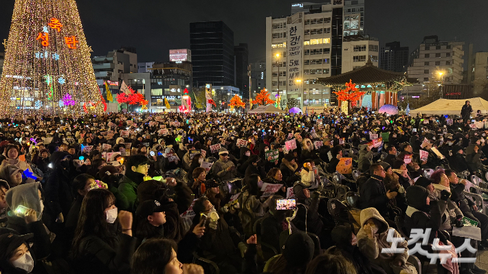 7일 오후 광주 동구 5·18민주광장에서 시민 수천 명이 총궐기대회에 참석해 윤석열 대통령의 탄핵을 촉구하고 국민의힘 의원들의 윤석열 대통령 탄핵소추안 투표 거부 행동을 규탄하고 있다. 김수진 기자