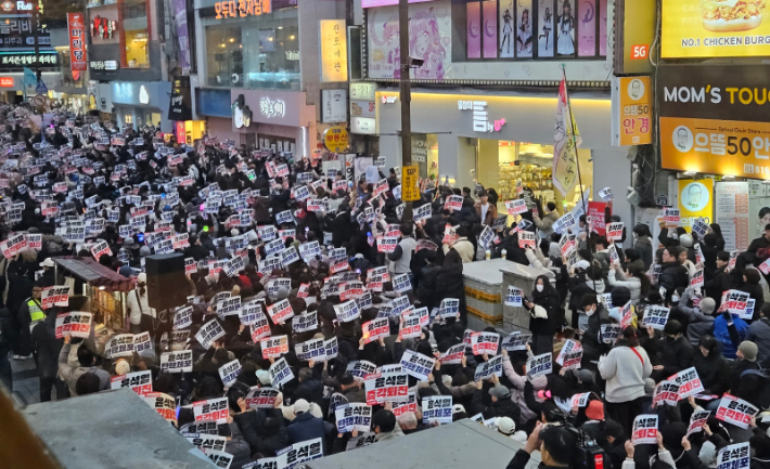 윤석열 대통령에 대한 국회 탄핵소추안 표결이 진행된 7일 부산 부산진구 서면 일대에서 정권 퇴진 촉구 집회가 열렸다. 김혜민 기자