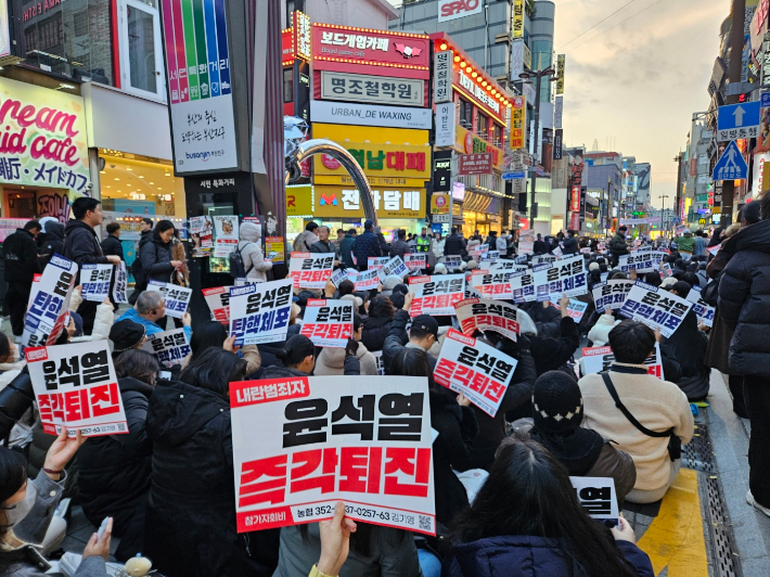 7일 부산 부산진구 서면 일대에 수천 명의 시민이 모여 정권 퇴진을 촉구하고 있다. 김혜민 기자