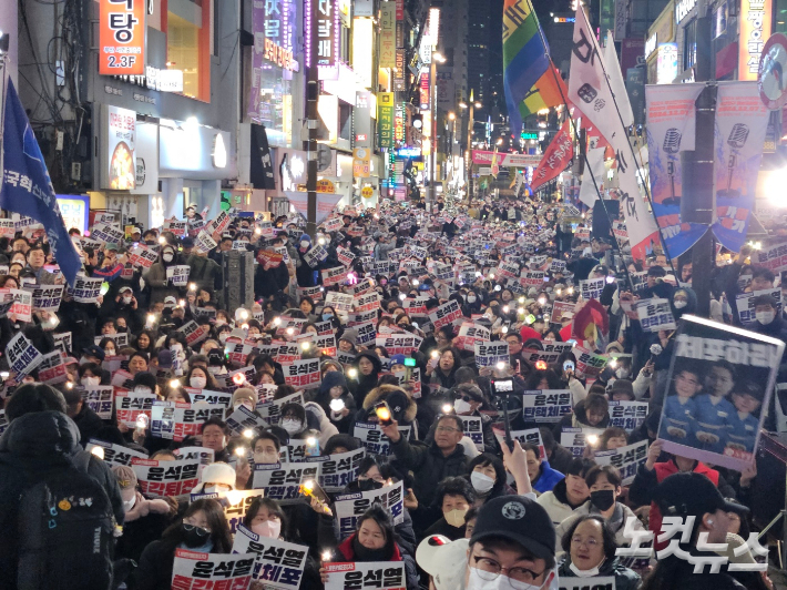 불법적인 비상 계엄을 선포한 윤석열 대통령에 대한 국회 탄핵소추안 표결이 진행되는 7일 부산 부산진구 서면 일대에 1만 인파가 몰려 정권 퇴진을 촉구하고 있다. 김혜민 기자