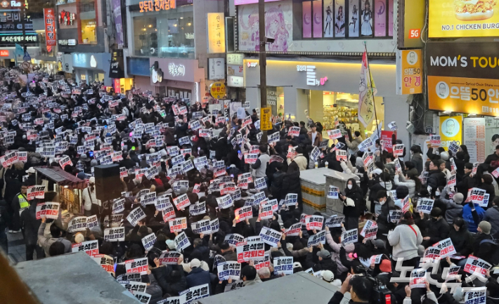 윤석열 대통령에 대한 국회 탄핵소추안 표결이 진행된 7일 부산 부산진구 서면 일대에서 정권 퇴진 촉구 집회가 열렸다. 김혜민 기자