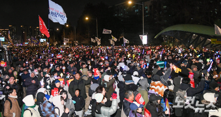 윤석열 대통령 탄핵소추안이 본회의에 상정된 7일 서울 여의도 국회 앞에서 시민들이 탄핵가결을 촉구하고 있다. 박종민 기자