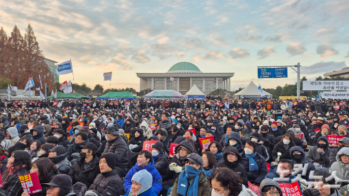 7일 오후 3시부터 서울 영등포구 국회의사당 인근에서 열린 '3차 민중총궐기' 집회에는 주최 측 추산 100만 명(경찰 비공식 추산 최대 15만 9천 명)의 시민들이 모여 윤석열 대통령 탄핵 촉구 목소리를 높였다. 양형욱 기자