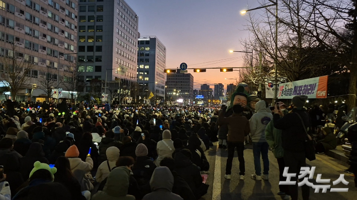 7일 오후 3시부터 서울 영등포구 국회의사당 인근에서 열린 '3차 민중총궐기' 집회에는 주최 측 추산 100만 명(경찰 비공식 추산 최대 15만 9천 명)의 시민들이 모여 윤석열 대통령 탄핵 촉구 목소리를 높였다. 박희영 기자