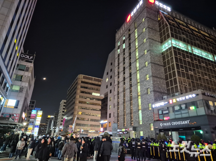 7일 윤석열 대통령 탄핵소추안 표결을 앞두고 국민의힘 의원들이 본회의장을 집단 퇴장하자 시민들이 국민의힘 당사로 이동해 "탄핵 표결에 협조하라"며 항의 집회를 이어갔다. 박희영 기자 