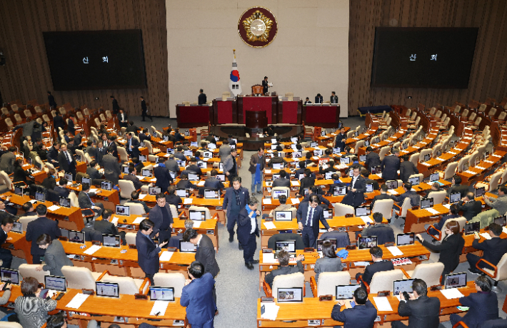 우원식 국회의장이 7일 오후 국회 본회의에서 윤석열 대통령의 탄핵소추안에 대해 의결 정족수 부족으로 '투표 불성립'을 선언하자 의원들이 나가고 있다. 연합뉴스