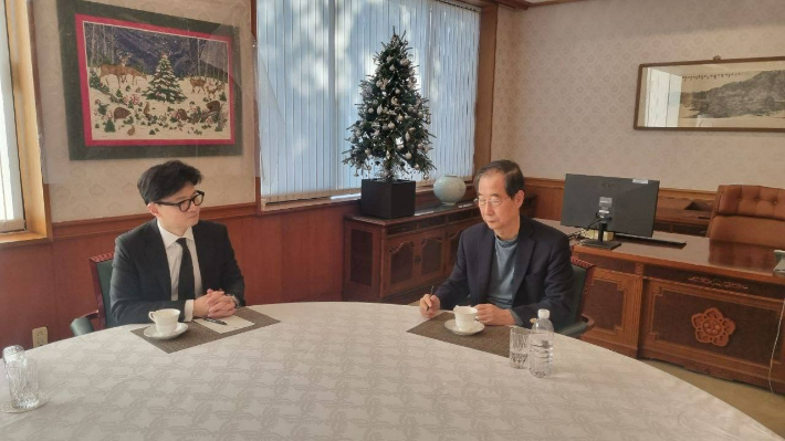 한덕수 국무총리가 윤석열 대통령 탄핵소추안 표결일인 7일 서울 종로구 삼청동 총리공관에서 국민의힘 한동훈 대표와 긴급 회동을 하고 있다. 연합뉴스