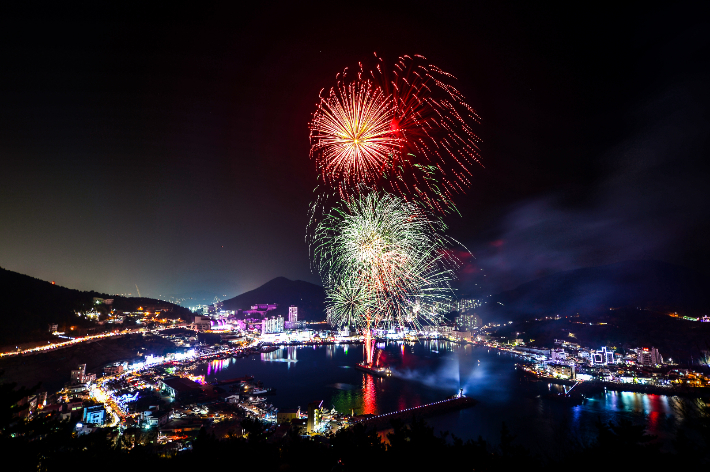 거제 장승포항 송년불꽃축제. 경남도청 제공 