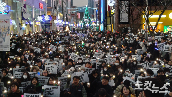 7일 대구 동성로에서 '윤석열 퇴진 대구시민시국대회'에 참석한 시민들이 윤석열 대통령 퇴진을 촉구하고 있다. 정진원 기자