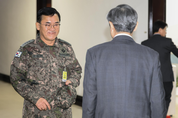 여인형 전 국군방첩사령관(왼쪽)이 7일 오전 서울 여의도 국회에서 열린 정보위원회 전체회의에서 조태용 국정원장과 인사하고 있다. 연합뉴스