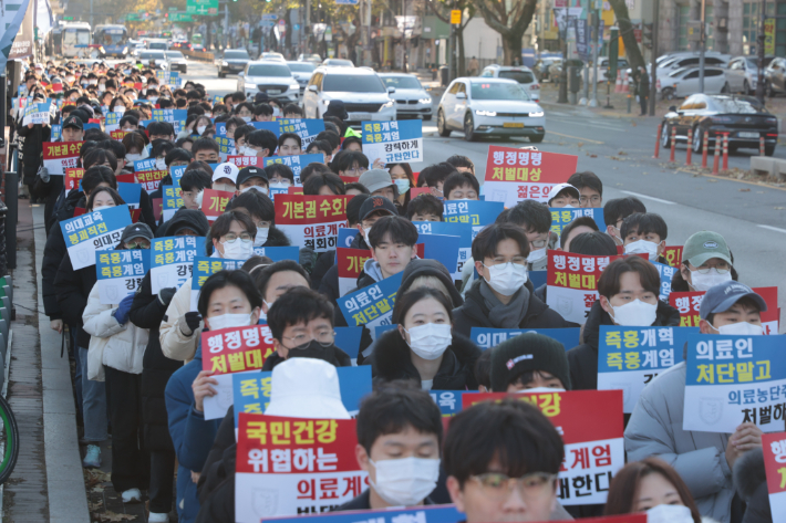 8일 서울 종로구 대학로에서 열린 서울대병원 전공의협의회 비상대책위원회 '젊은 의사 의료계엄 규탄 집회'에서 사직 전공의를 비롯한 젊은 의사들이 계엄 규탄 및 의료개혁 철폐를 촉구하고 있다. 연합뉴스