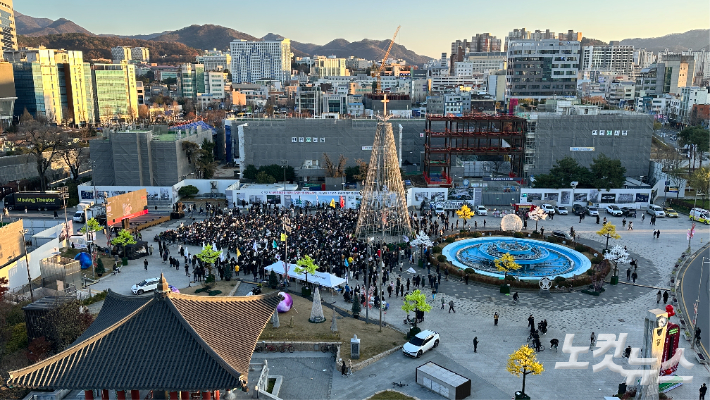 윤석열 정권 퇴진 광주비상행동은 8일 오후 4시 광주 동구 5·18 민주광장에서 '윤석열 체포! 국민의힘 해산! 광주시민 5차 총궐기대회'를 개최했다. 광주 동구 전일빌딩245에서 5·18 민주광장을 바라본 모습. 김한영 기자