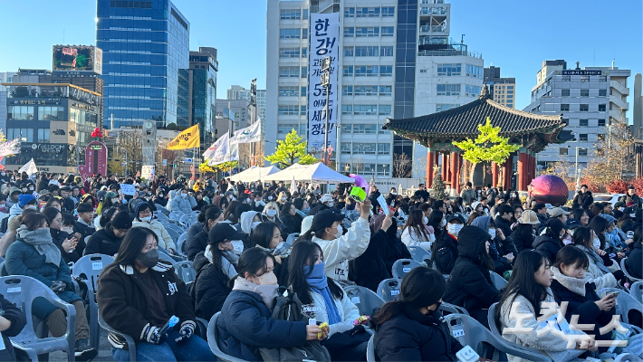 윤석열 정권 퇴진 광주비상행동은 8일 오후 4시 광주 동구 5·18민주광장에서 '윤석열 체포! 국민의힘 해산! 광주시민 5차 총궐기대회'를 개최했다. 이날 주최 측은 시민 2500여 명이 집회에 참석한 것으로 추산했다. 김한영 기자