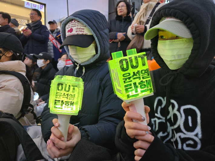 8일 부산진구 서면에서 열린 윤석열 즉각퇴진, 탄핵집회에 시민 1만여명이 참여했다. 부산 CBS 김혜경 기자