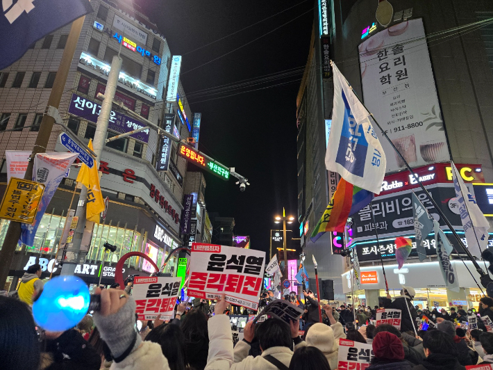 8일 부산진구 서면에서 열린 윤석열 즉각퇴진, 탄핵집회에 시민 1만여명이 참여했다. 부산 CBS 김혜경 기자