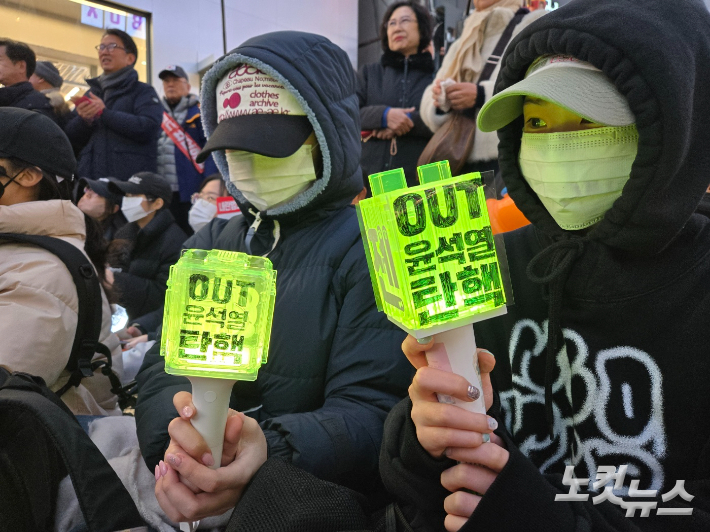 8일 부산진구 서면에서 열린 윤석열 즉각퇴진, 탄핵집회에 시민 1만여명이 참여했다. 부산 CBS 김혜경 기자