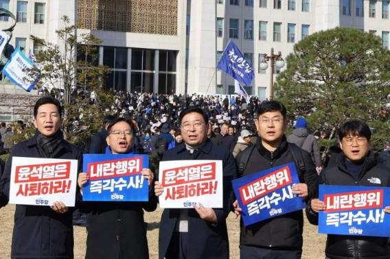 왼쪽부터 김진남 전남도의원, 김문수 국회의원, 신민호 전남도의원, 장경원 순천시의원, 이병도 민주당 순천지역위 사무국장. 독자 제공 