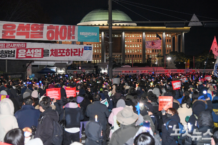 윤석열 대통령 탄핵소추안이 본회의에 상정된 7일 서울 여의도 국회 앞에서 시민들이 탄핵가결을 촉구하고 있다. 박종민 기자