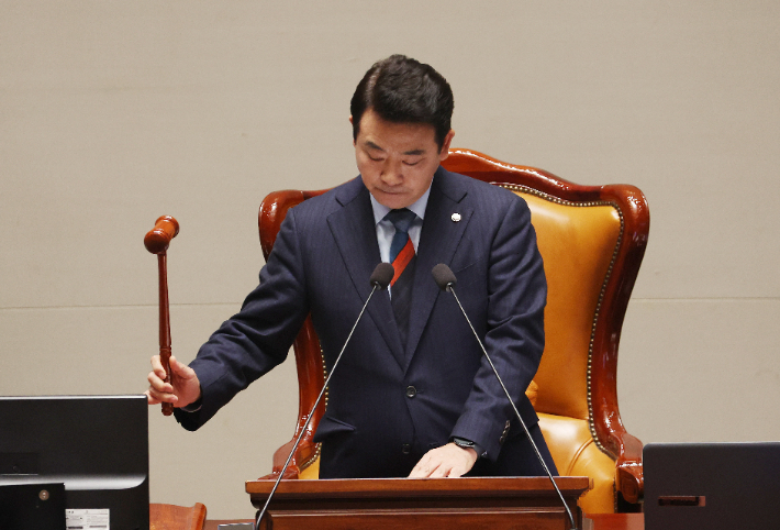 지난달 29일 국회에서 열린 예산결산특별위원회 전체회의에서 박정 위원장이 야당 단독으로 감액 예산안을 통과시키고 있다. 연합뉴스