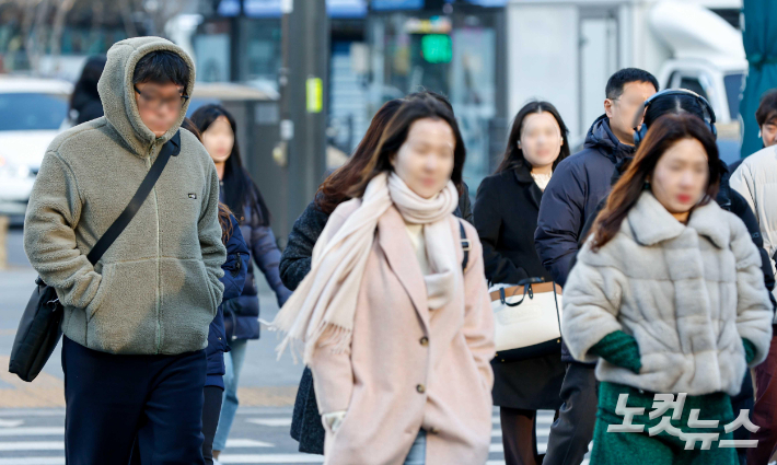 시민들이 두꺼운 외투를 입고 출근길에 오르고 있다. 박종민 기자