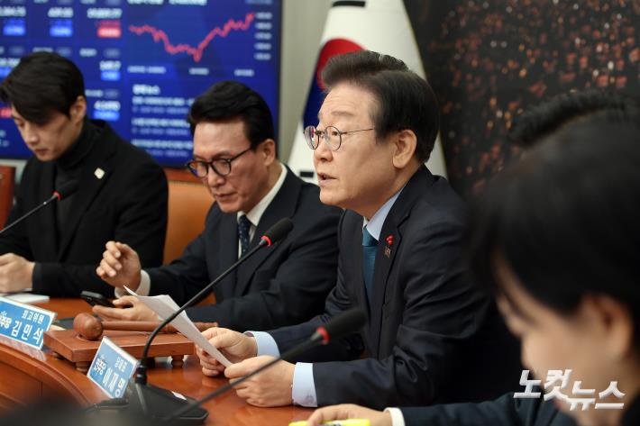 이재명 대표 "尹 즉각사퇴 않으면 환율·주식 돌이킬 수 없는 지장"