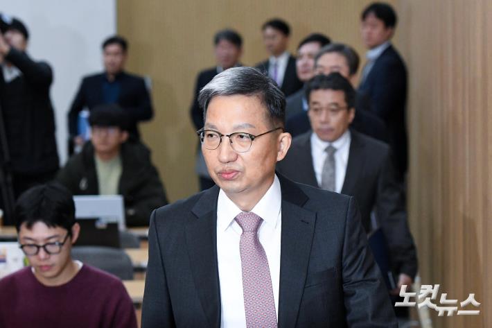 브리핑 참석하는 우종수 본부장