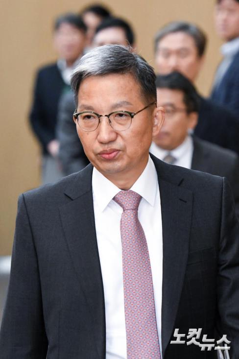 브리핑장 들어서는 우종수 본부장