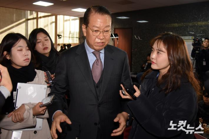 의총장으로 향하는 권영세 의원