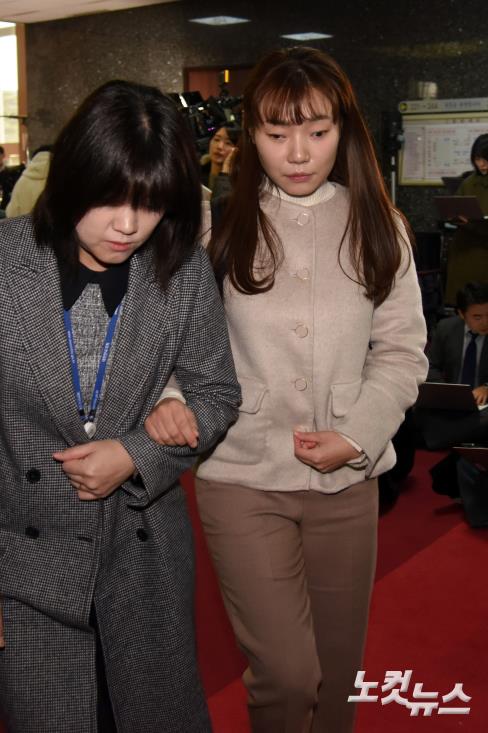 국민의힘 김예지 의원(오른쪽)이 9일 서울 여의도 국회에서 열린 당 비공개 의원총회에 참석하고 있다.