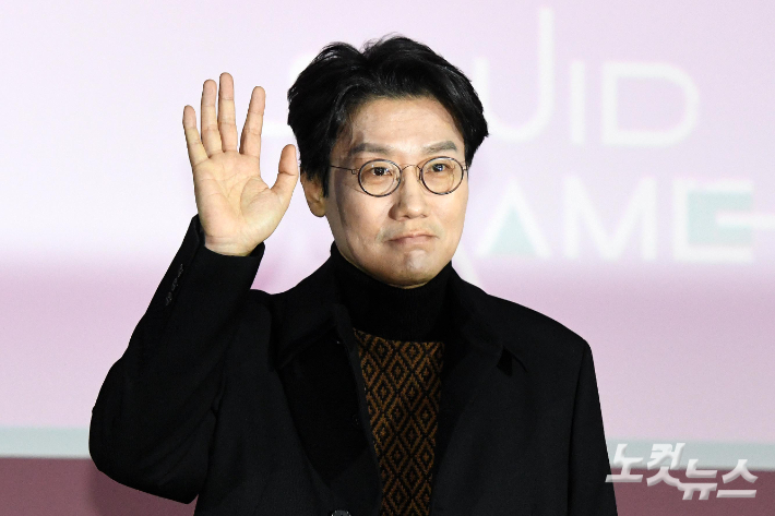 황동혁 감독이 9일 서울 동대문디자인플라자에서 열린 넷플릭스 '오징어게임2' 제작발표회에서 포즈를 취하고 있다. 박종민 기자