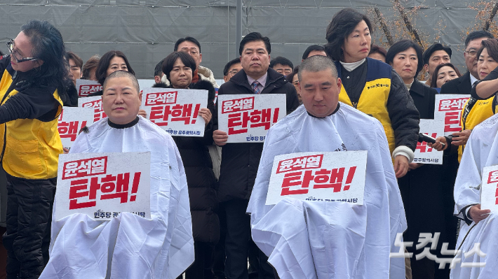 9일 오후 광주 동구 5·18민주광장에서 열린 '12·3 내란 사태 주범 윤석열 대통령 즉각 탄핵 및 국민의힘 규탄 공동 성명 발표'에서 광주광역시의회와 5개 구의회 의원 8명이  삭발 투쟁을 진행하고 있다. 오른쪽부터  눈시울이 붉어진 채 구호를 제창하고 있다. 오른쪽부터 북구의회 오영순 의원, 서구의회 안형주 의원. 김수진 기자