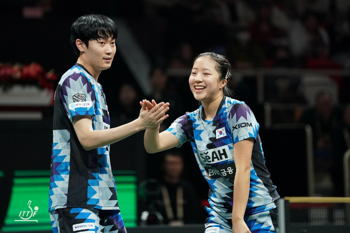 8일 중국 쓰촨성 청두에서 열린 국제탁구연맹(ITTF) 혼성 단체 월드컵 결승에서 중국을 상대로 경기를 펼치는 조대성(왼쪽)-신유빈. ITTF 홈페이지