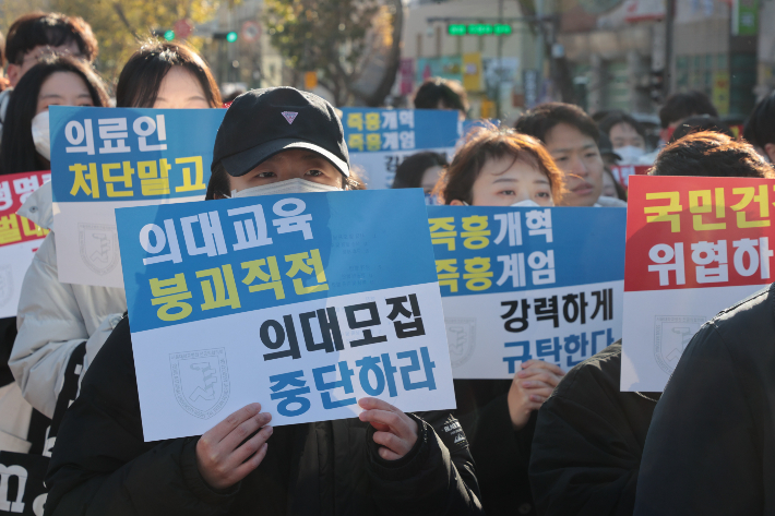 8일 열린 서울대병원 전공의협의회 비상대책위원회 '젊은 의사 의료계엄 규탄 집회'에서 사직 전공의를 비롯한 젊은 의사들이 계엄 규탄 및 의료개혁 철폐를 촉구하고 있다. 연합뉴스 