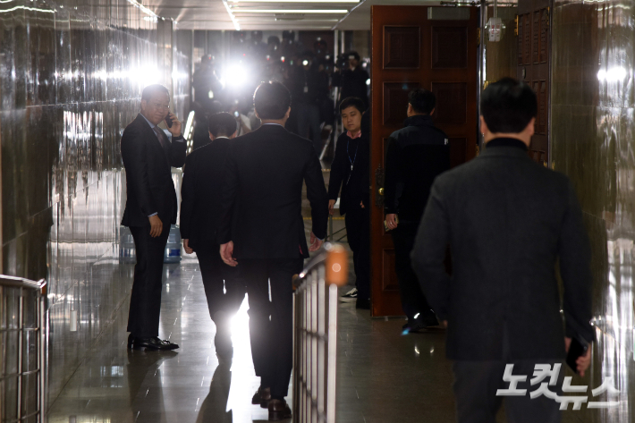 국민의힘 한동훈 대표(왼쪽에서 세번째)와 의원들이 9일 서울 여의도 국회에서 열린 당 비공개 의원총회에 참석하고 있다. 윤창원 기자