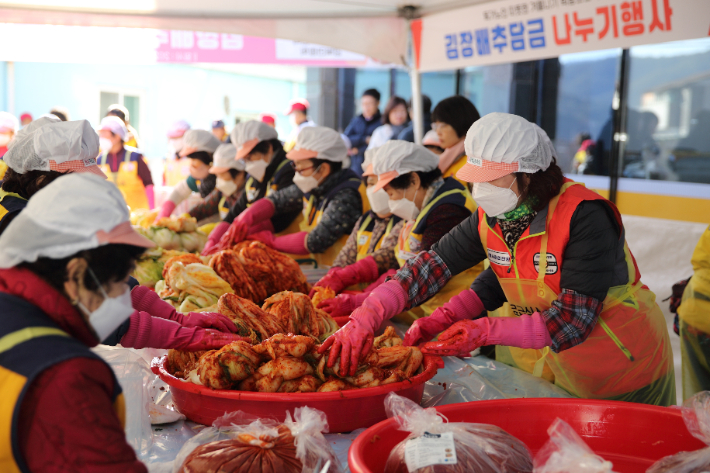 한국나눔연맹은 9일 경북 고령군 소재 급식소에서 대한노인회 경북연합회와 함께 '김장 나눔 행사'를 진행하고 있다. 한국나눔연맹 제공