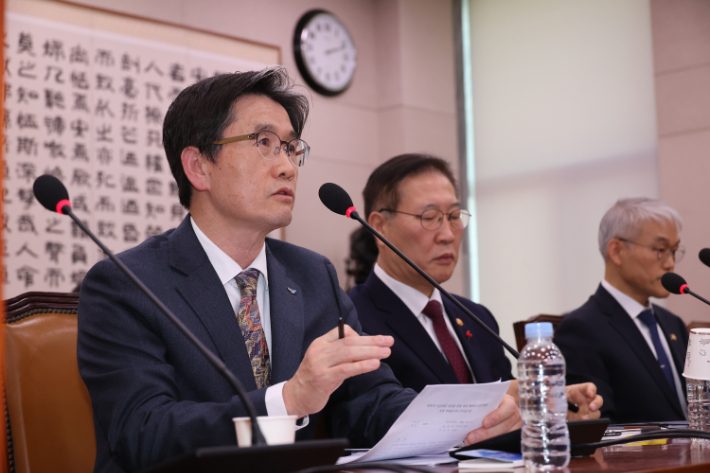 9일 오후 서울 여의도 국회에서 비상계엄 사태와 관련해 윤석열 대통령 등의 내란 혐의를 규명할 상설특검 수사요구안 등을 심사ㆍ의결하기 위해 열린 법제사법위원회 전체회의에서 오동운 공수처장이 의원 질의에 답하고 있다. 연합뉴스