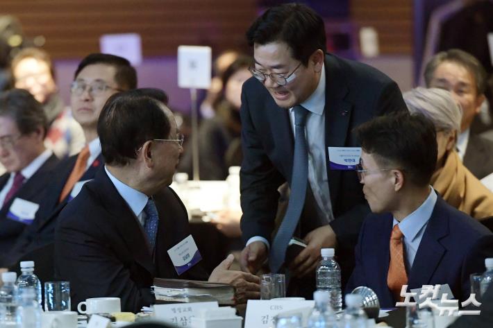 9일 서울 여의도 전경련 회관에서 열린 CBS 창사 70주년 기념 리셉션에서 김삼환 명성교회 원로목사(왼쪽)와 김진오 CBS 사장이 더불어민주당 박찬대 원내대표(가운데)와 인사를 하고 있다.