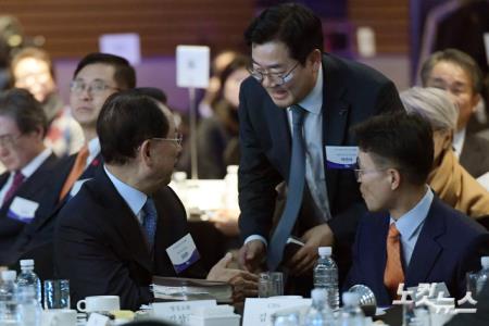 9일 서울 여의도 전경련 회관에서 열린 CBS 창사 70주년 기념 리셉션에서 김삼환 명성교회 원로목사(왼쪽)와 김진오 CBS 사장이 더불어민주당 박찬대 원내대표(가운데)와 인사를 하고 있다.