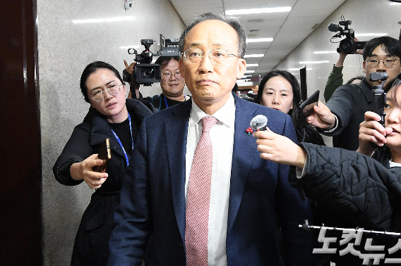 추경호 전 국민의힘 원내대표가 지난 6일 서울 여의도 국회에서 열린 긴급 의원총회가 정회되자 원내대표실로 향하고 있다. 박종민 기자