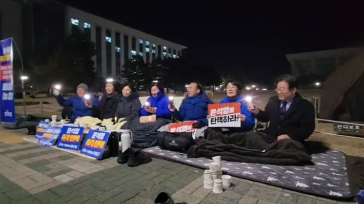 권향엽 의원(오른쪽 두 번째)이 지난 8일 이재명 대표와 함께 국회 앞 비상 농성 현장에서 '탄핵이 답이다'를 부르며 현장을 지키고 있다. 권향엽 의원 SNS 캡처