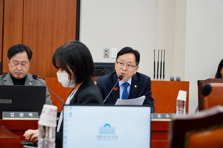9일 교육위 전체회의에서 질의하고 있는 김문수 의원. 김문수 의원 SNS 캡처