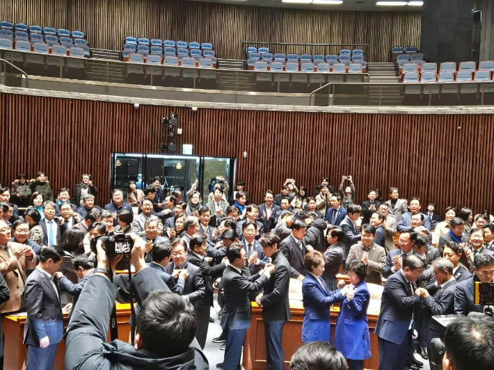 이재명 대표 등 민주당 의원들이 태극기 배지 착용 퍼포먼스를 하고 있다.  김문수 의원실 제공