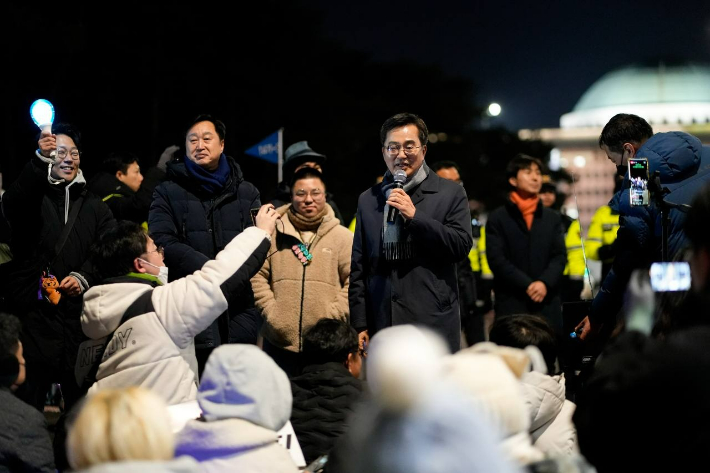 김동연 경기도지사가 9일 오후 서울 여의도 촛불집회 현장에서 발언하고 있다. 왼쪽 두 번째는 김준혁 국회의원. 독자 제공