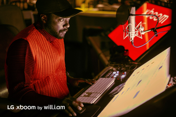 윌아이엠이 LG 엑스붐의 사운드 정체성을 새로 정립하기 위해 작업중인 모습. LG전자 제공