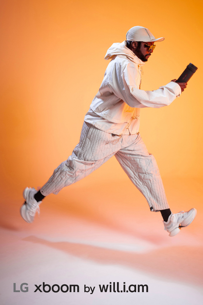 윌아이엠이 무선 이어폰 '엑스붐 버즈' 등 새로운 LG 엑스붐 제품을 선보이고 있다. LG전자 제공