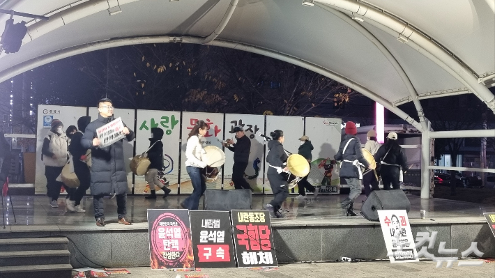 9일 저녁 광양시 중마동 23호 광장에서 열린 윤석열 대통령 탄핵 집회에서 문화제도 진행됐다. 박사라 기자 