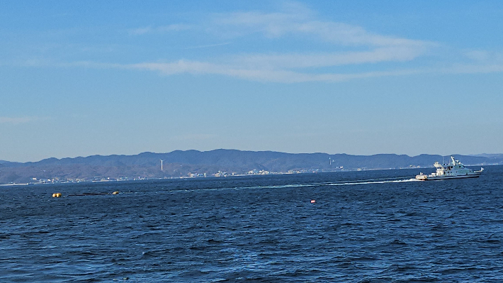 해경 경비정이 사고 어선 예인을 시도하고 있다. 포항해경 제공