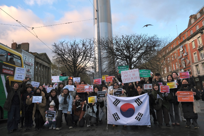 아일랜드 더블린에서 윤 대통령 '탄핵 집회' 참가자들이 기념촬영을 하는 모습. 독자 제공